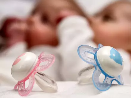 Rosa und blaue Nuckel für ein Mädchen und einen Jungen - Foto: picture alliance / Patrick Pleul/dpa-Zentralbild/dpa