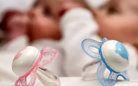 Rosa und blaue Nuckel für ein Mädchen und einen Jungen - Foto: picture alliance / Patrick Pleul/dpa-Zentralbild/dpa