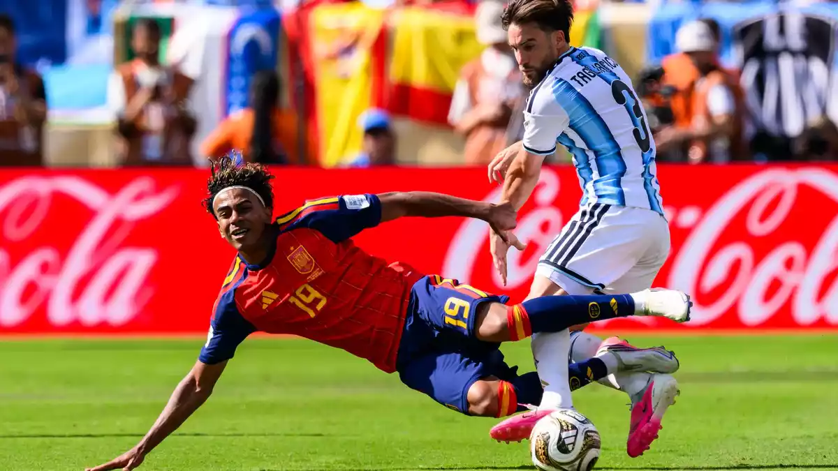 In den Live-Bildern der Fußball-WM 2026 sind Zuschauer einer Analyse zufolge regelrecht mit Werbung für potenziell gesundheitsschädliche oder finanziell riskante Produkte überschwemmt worden. (Archivbild) - Bild: Tom Weller/dpa