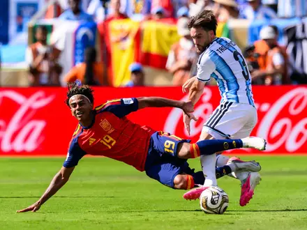 In den Live-Bildern der Fußball-WM 2026 sind Zuschauer einer Analyse zufolge regelrecht mit Werbung für potenziell gesundheitsschädliche oder finanziell riskante Produkte überschwemmt worden. (Archivbild) - Foto: Tom Weller/dpa
