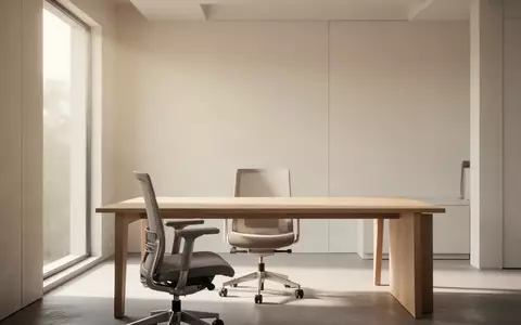 Ein minimalistischer, heller Arbeitsplatz mit einem leeren Schreibtisch und ergonomischem Stuhl in einem ruhigen Raum. - Foto: über boerse-global.de