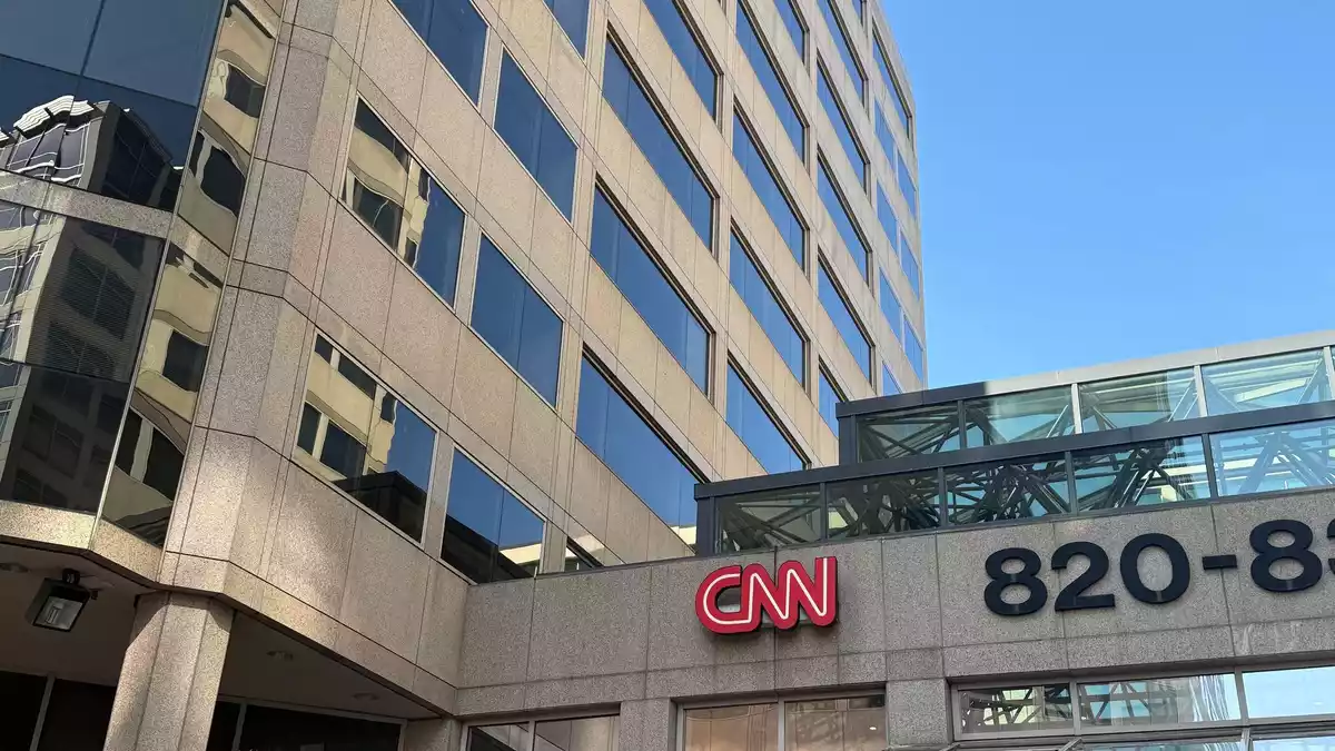 Trump wirft dem weltbekannten Sender CNN Verbreitung von «Fake News» vor. (Archivbild) - Bild: Anna Ringle/dpa