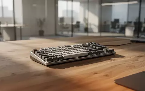 Ein minimalistischer Arbeitsplatz mit einer mechanischen Tastatur auf einem Eichenschreibtisch im sanften Morgenlicht. - Foto: über boerse-global.de