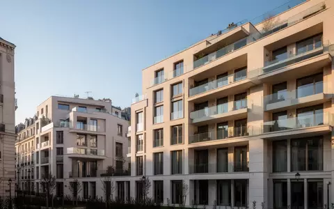 Modernes Wohnquartier mit hellen Fassaden und Balkonen in einer städtischen Umgebung bei Tageslicht. - Foto: über boerse-global.de