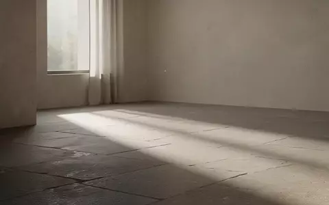 Ein minimalistischer, lichtdurchfluteter Raum mit sanften Schatten auf einem Steinboden, der Ruhe und kognitive Entwicklung symbolisiert. - Foto: über boerse-global.de