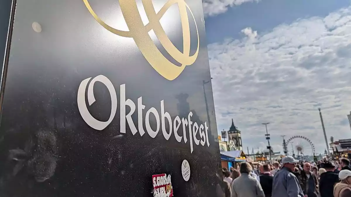 Mitarbeiter eines Fahrgeschäfts stirbt nach Unfall auf Oktoberfest