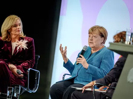Merkel warb für einen weiten Begriff der Demokratie. - Foto: Kay Nietfeld/dpa