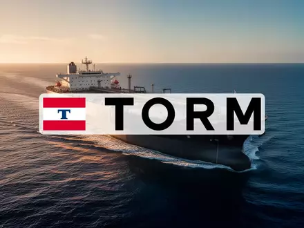 Ein großer moderner Öltanker auf dem offenen Meer bei Sonnenuntergang. - Foto: über boerse-global.de