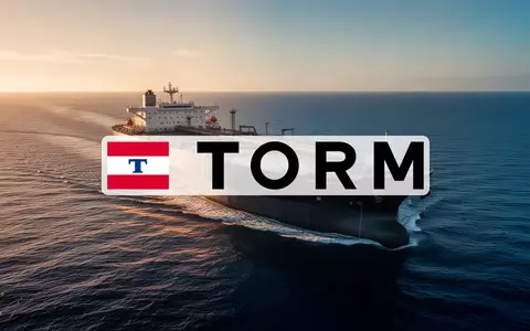 Ein großer moderner Öltanker auf dem offenen Meer bei Sonnenuntergang. - Foto: über boerse-global.de