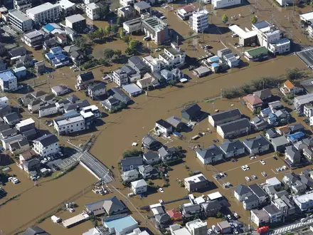 Ein Wohngebiet in Sakura in der Präfektur Chiba im Osten Japans wurde überflutet. - Foto: -/kyodo/dpa