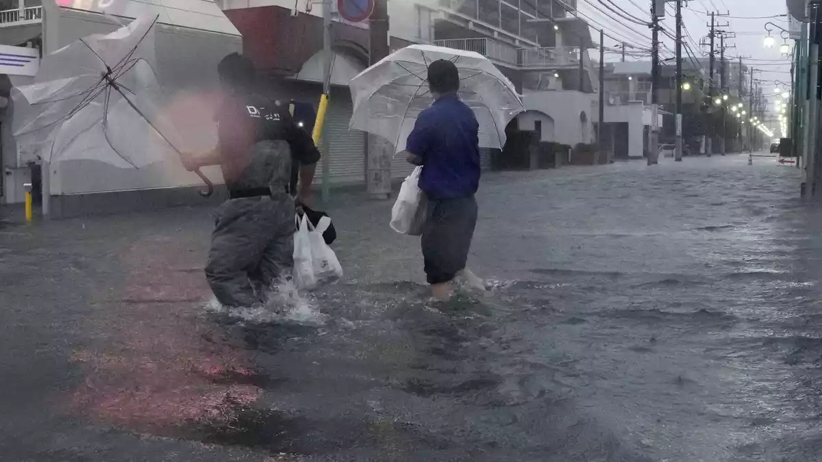 Eine Straße in Ichikawa in der Nähe von Tokio ist aufgrund des Taifuns «Dujuan» überflutet. - Bild: -/kyodo/dpa