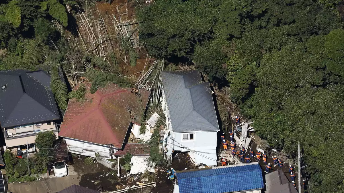 In Miura in der Präfektur Kanagawa im Osten Japans wurden Häuser teilweise von einer Schlammlawine verschüttet. - Bild: -/kyodo/dpa