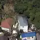 In Miura in der Präfektur Kanagawa im Osten Japans wurden Häuser teilweise von einer Schlammlawine verschüttet. - Bild: -/kyodo/dpa
