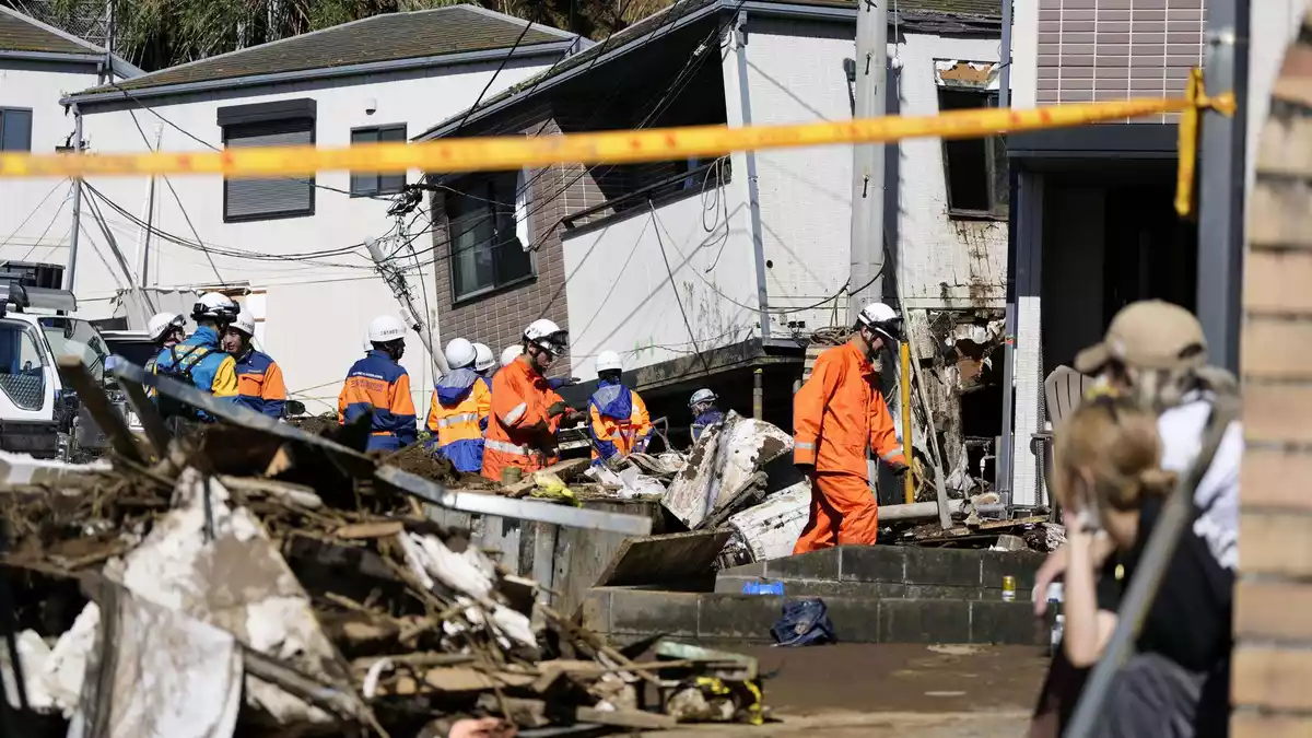 Große Zerstörungen durch eine Schlammlawine infolge der heftigen Regenfälle. - Bild: -/kyodo/dpa