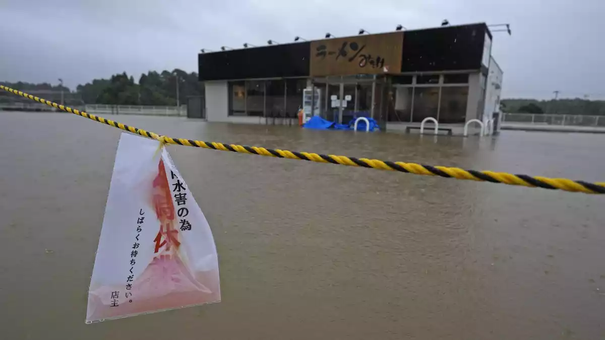 Heftige Niederschläge sorgen in Japan seit Wochen für Schlagzeilen.   - Bild: -/kyodo/dpa