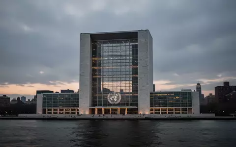 Das UN-Hauptquartier in New York bei Dämmerung, aufgenommen aus der Ferne über den East River. - Foto: über boerse-global.de