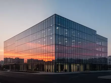 Modernes Bürogebäude in der Abenddämmerung als Symbol für die globale Verbreitung technologischer Infrastruktur. - Foto: über boerse-global.de