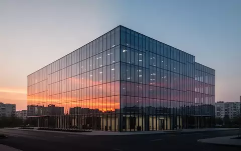 Modernes Bürogebäude in der Abenddämmerung als Symbol für die globale Verbreitung technologischer Infrastruktur. - Foto: über boerse-global.de