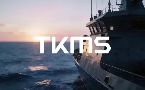 Moderne Silhouette eines Marineschiffs auf dem offenen Meer bei Dämmerung, atmosphärisch und industriell. - Foto: über boerse-global.de