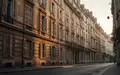 Fassade eines klassischen Wohnhauses in einer städtischen Umgebung bei Sonnenuntergang. - Foto: über boerse-global.de