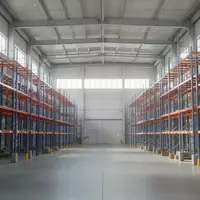 Leere Lagerhalle mit hohen Regalsystemen und moderner Industriearchitektur als Symbol für Warenlogistik und Nachhaltigkeit. - Foto: über boerse-global.de