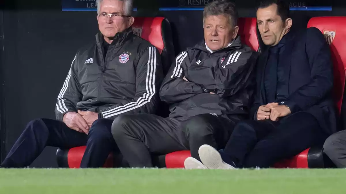 Jupp Heynckes (l) trauert um seinen damaligen Co-Trainer Peter Hermann (M). (Archivbild) - Bild: Sven Hoppe/dpa