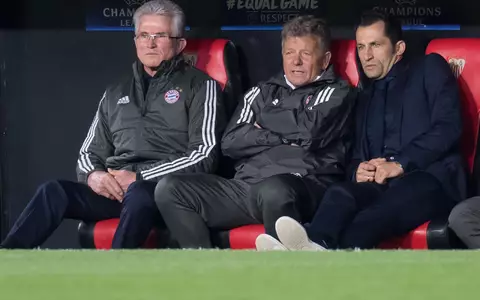Jupp Heynckes (l) trauert um seinen damaligen Co-Trainer Peter Hermann (M). (Archivbild) - Foto: Sven Hoppe/dpa