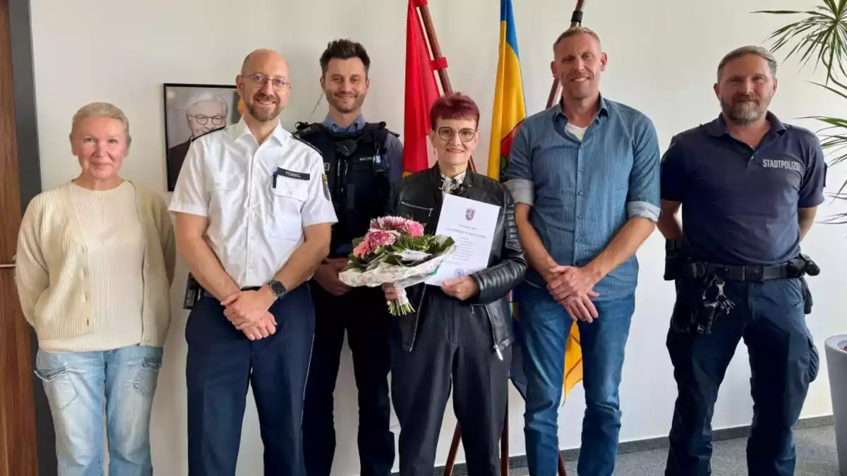 POL-OF: Fast 15 Jahre im Freiwilligen Polizeidienst: Verabschiedung von Frau Annemarie Oster - Bild: presseportal.de
