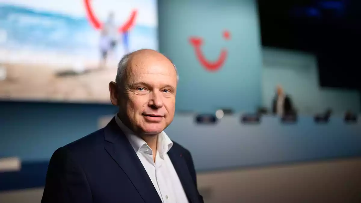 Eine Umsatzprognose gibt Tui-Chef Ebel für das laufende Geschäftsjahr nicht ab. (Archivbild) - Bild: Julian Stratenschulte/dpa