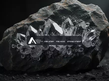 Nahaufnahme von kristallinen Mineralstrukturen in dunklem Gestein, die den Rohstoffsektor und Bergbau symbolisieren. - Foto: über boerse-global.de