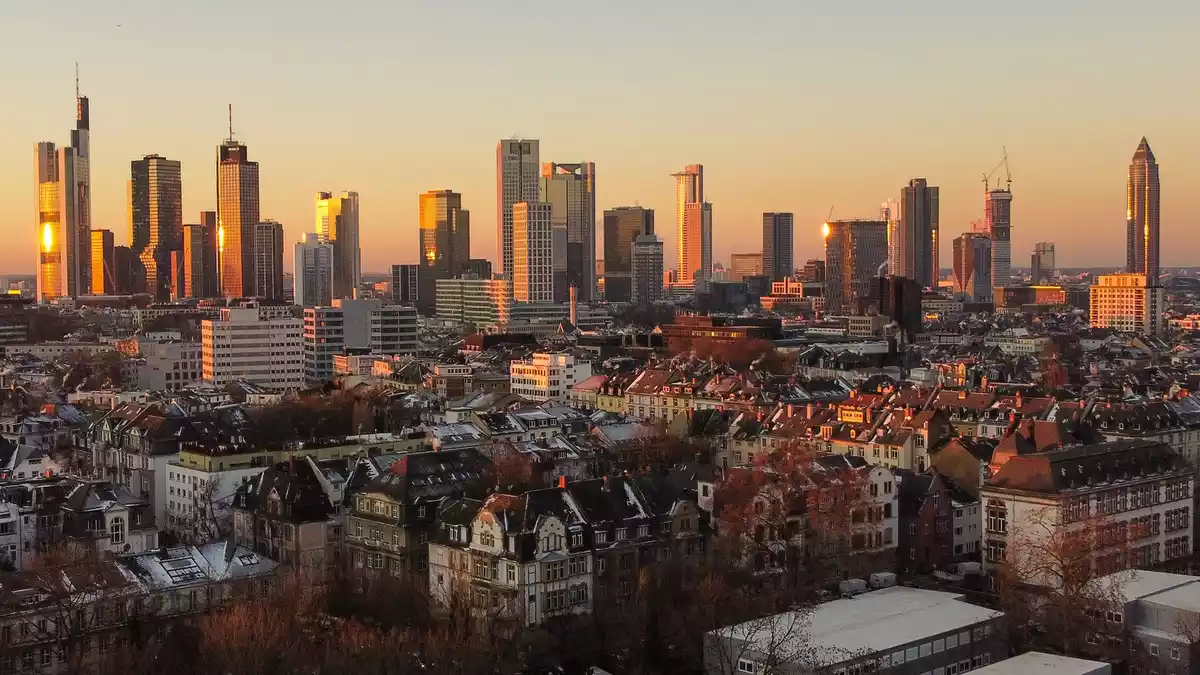 Das Risiko für eine Immobilienblase in Frankfurt ist Schweizer Bank UBS zufolge moderat (Archivbild). - Bild: Boris Roessler/dpa