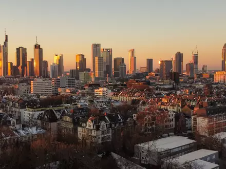 Das Risiko für eine Immobilienblase in Frankfurt ist Schweizer Bank UBS zufolge moderat (Archivbild). - Foto: Boris Roessler/dpa