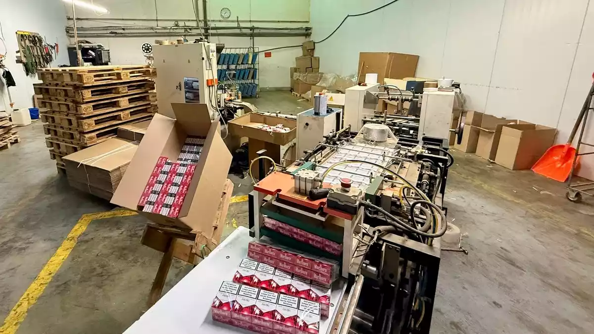 ZOLL-E: Durchsuchungen und Vollstreckung von Haftbefehlen im Bereich der illegalen Produktion von Zigaretten in Nordrhein-Westfalen - Bild: presseportal.de