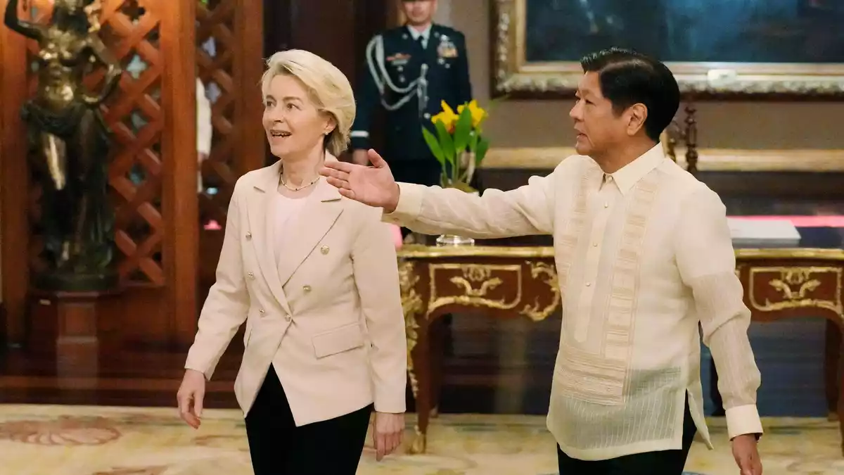 Von der Leyen besuchte den Präsidenten der Philippinen, Ferdinand Marcos Jr., 2023 in Manila. Die Seiten einigten sich, die Verhandlungen über ein Freihandelsabkommen wieder aufzunehmen. (Archivbild) - Bild: Aaron Favila/Pool AP/AP/dpa