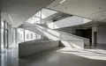 Eine moderne, minimalistische Betonrampe in einem hellen, zeitgenössischen Gebäudeinneren. - Foto: über boerse-global.de