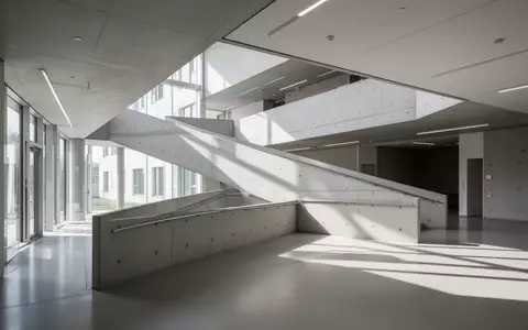 Eine moderne, minimalistische Betonrampe in einem hellen, zeitgenössischen Gebäudeinneren. - Foto: über boerse-global.de