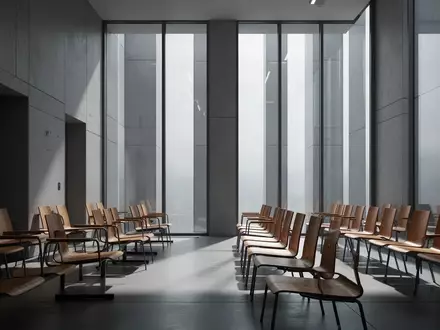 Leerer, minimalistischer Warteraum in einem Sozialgericht mit schlichten Holzstühlen und hellem Tageslicht. - Foto: über boerse-global.de