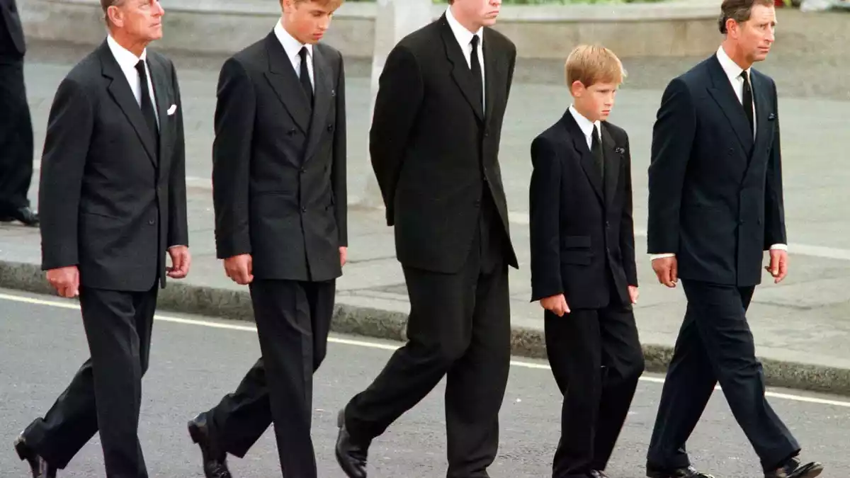 Dianas Bruder Charles Spencer (Mitte) soll sich gegen die Teilnahme der Prinzen William (2. v. l.) und Harry (2. v. r.) ausgesprochen haben. (Archivfoto) - Bild: Jeff J Mitchell/AP/dpa