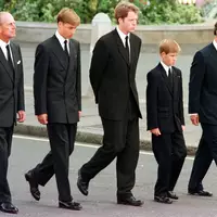 Dianas Bruder Charles Spencer (Mitte) soll sich gegen die Teilnahme der Prinzen William (2. v. l.) und Harry (2. v. r.) ausgesprochen haben. (Archivfoto) - Foto: Jeff J Mitchell/AP/dpa