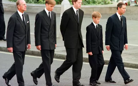 Dianas Bruder Charles Spencer (Mitte) soll sich gegen die Teilnahme der Prinzen William (2. v. l.) und Harry (2. v. r.) ausgesprochen haben. (Archivfoto) - Foto: Jeff J Mitchell/AP/dpa