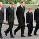 Dianas Bruder Charles Spencer (Mitte) soll sich gegen die Teilnahme der Prinzen William (2. v. l.) und Harry (2. v. r.) ausgesprochen haben. (Archivfoto) - Bild: Jeff J Mitchell/AP/dpa