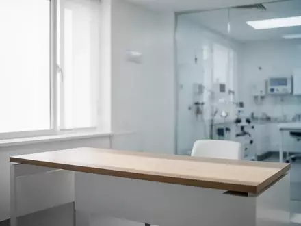 Ein minimalistischer, moderner Behandlungsraum in einer Zahnarztpraxis mit hellem Tageslicht und steriler Atmosphäre. - Foto: über boerse-global.de