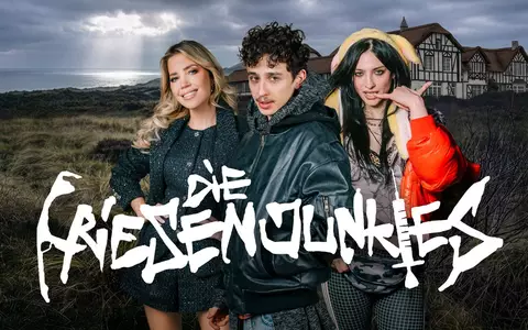 Zwischen Dünen und Detox: Die Friesenjunkies - Impro-Dramedy von den Belton-Brüdern mit Sylvie Meis/ Ab 6. November 2026 in der ARD Mediathek und am 13. und 14. November im Ersten - Foto: presseportal.de