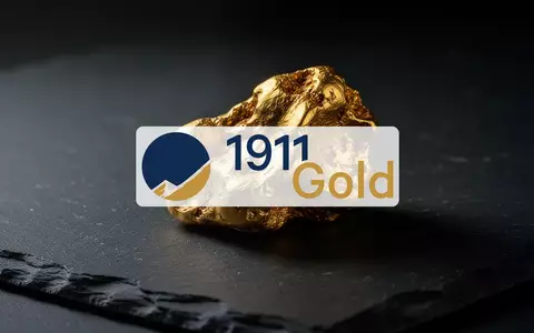 Ein rohes Goldnugget auf einer dunklen, texturierten Schieferoberfläche mit stimmungsvoller Beleuchtung. - Foto: über boerse-global.de