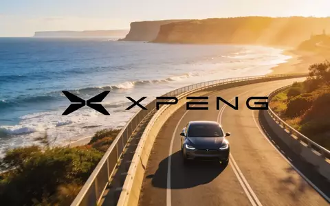Moderne E-Auto-Silhouette auf einer sonnigen Küstenstraße, die für internationale Expansion und technologische Innovation steht. - Foto: über boerse-global.de
