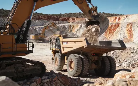 Ein moderner Lithium-Bergbaubetrieb mit schwerem Gerät in einer europäischen Felslandschaft. - Foto: über boerse-global.de