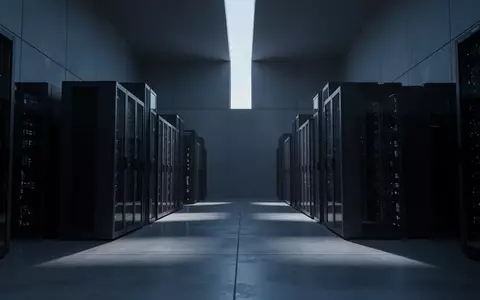 Ein minimalistischer, leerer Serverraum mit dunklen, architektonischen Strukturen in kühlem Licht. - Foto: über boerse-global.de