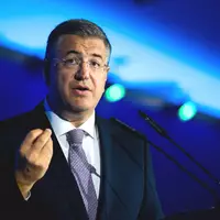 EU-Verkehrskommissar Tzitzikostas fordert auf der Innotrans eine einheitliche Ticketvermarktung für Reisen quer durch Europa. - Foto: Christophe Gateau/dpa