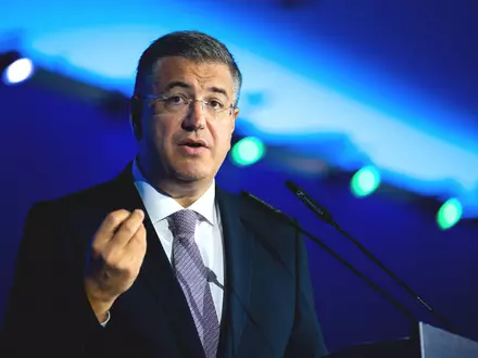 EU-Verkehrskommissar Tzitzikostas fordert auf der Innotrans eine einheitliche Ticketvermarktung für Reisen quer durch Europa. - Foto: Christophe Gateau/dpa