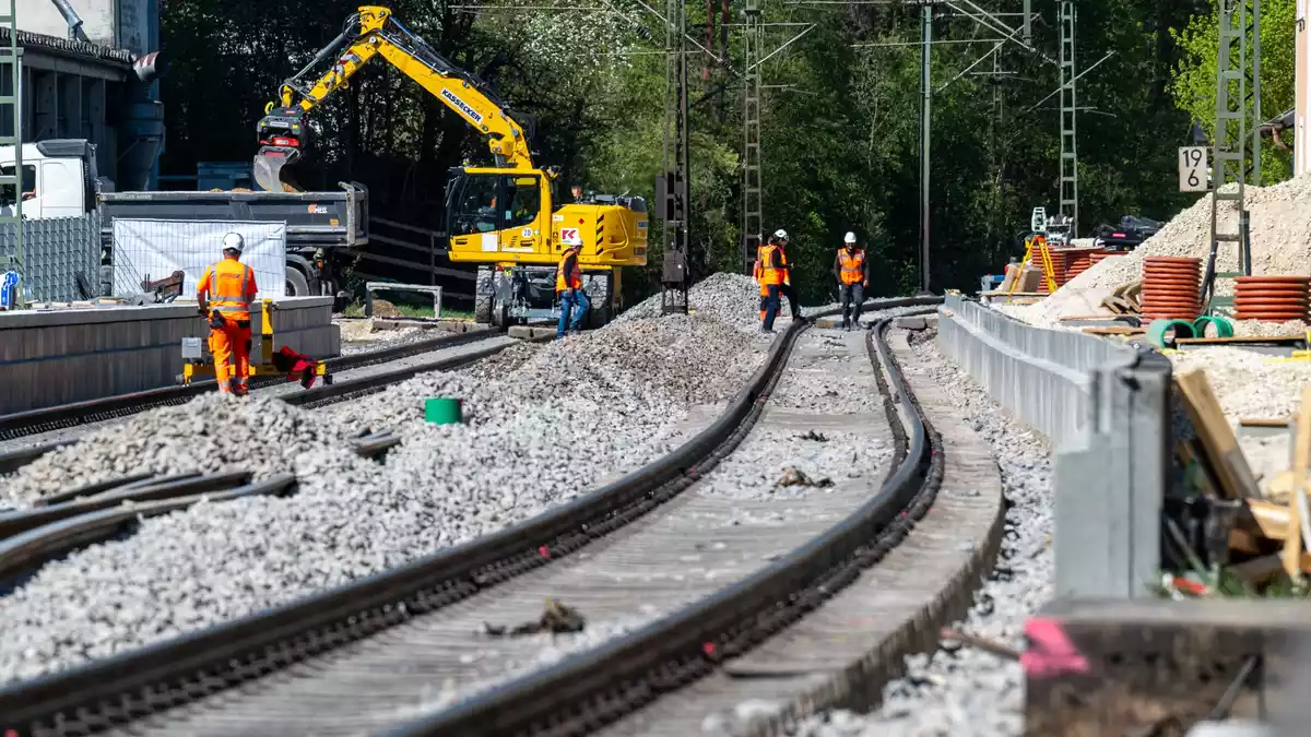 Bundesverkehrsminister Bilger kritisiert Probleme bei der derzeit laufenden Sanierung des deutschen Schienennetzes. (Archivbild) - Bild: Armin Weigel/dpa